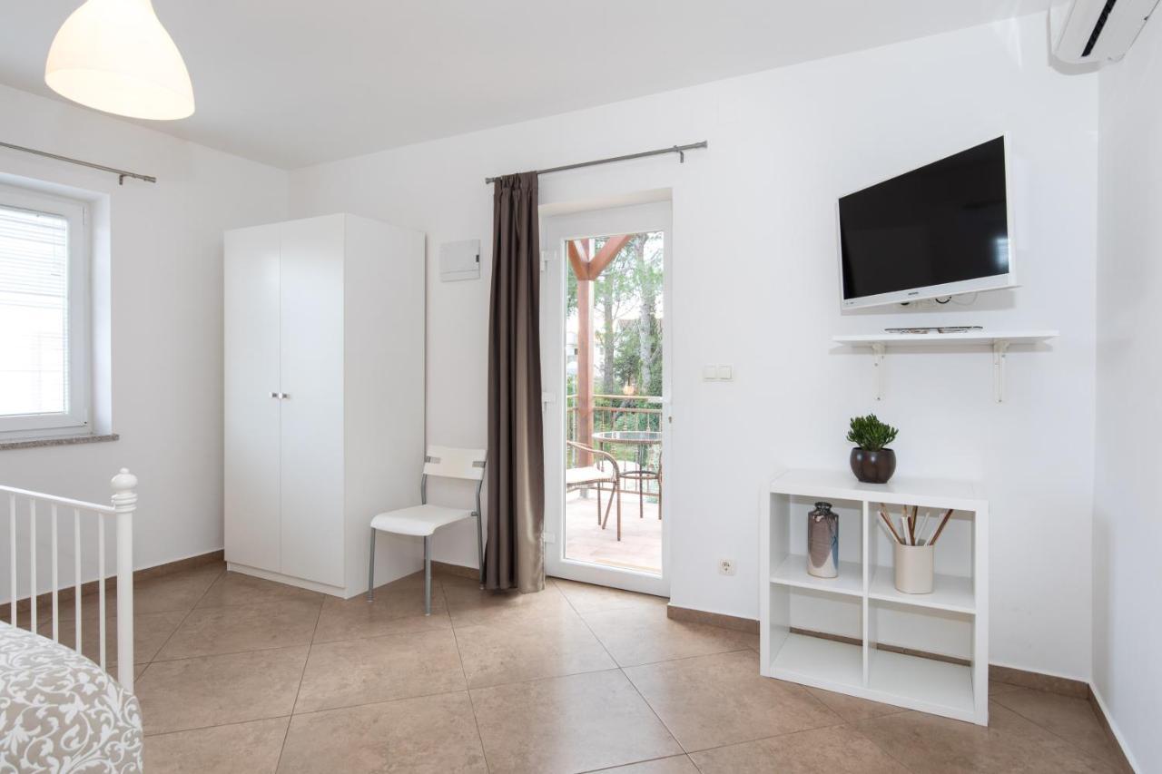Apartmani Laura Krk Krk Town Exterior foto