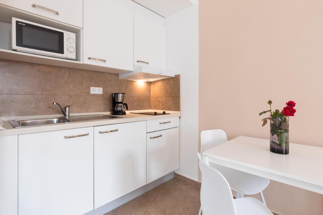 Apartmani Laura Krk Krk Town Exterior foto