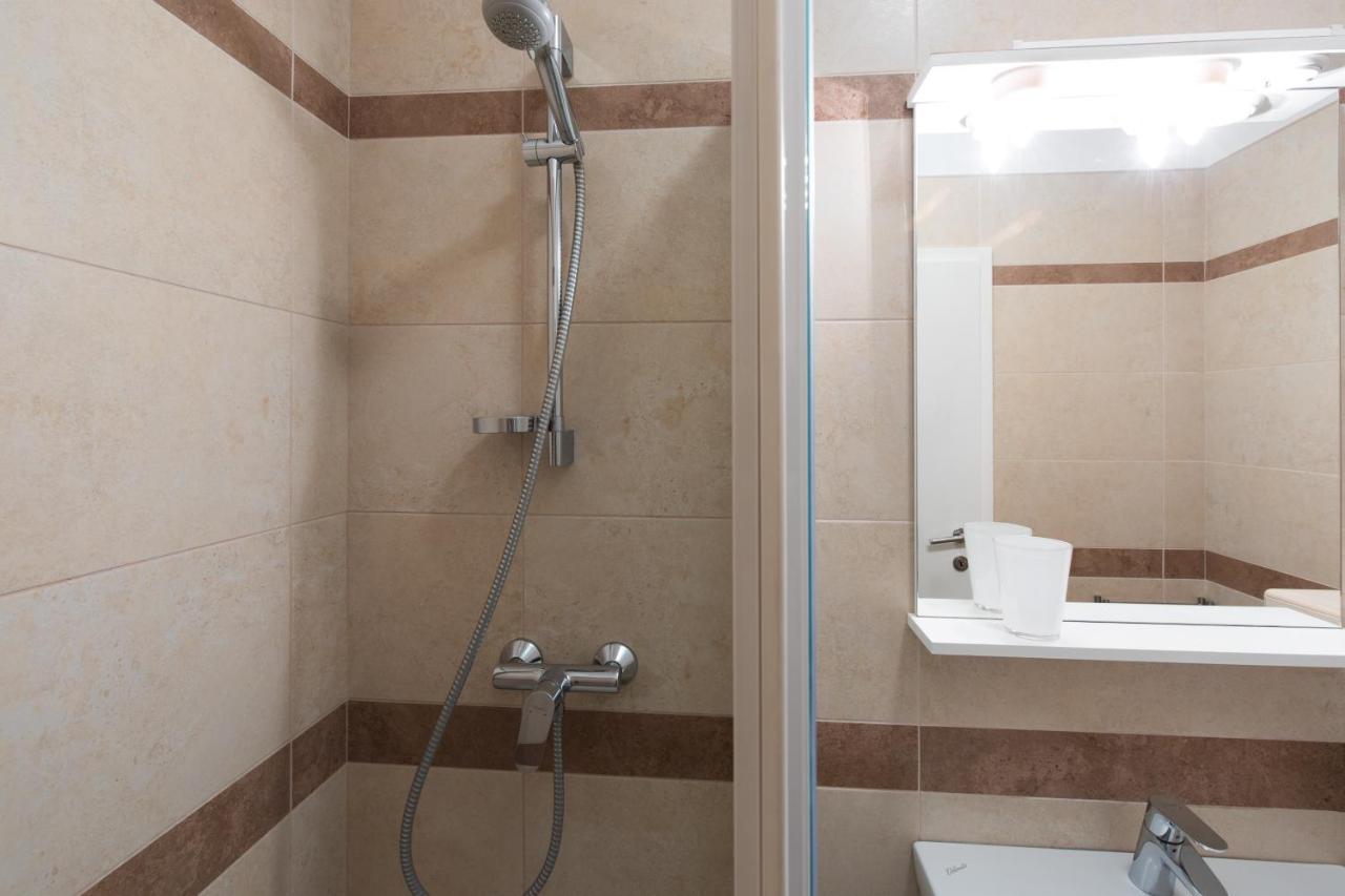 Apartmani Laura Krk Krk Town Exterior foto