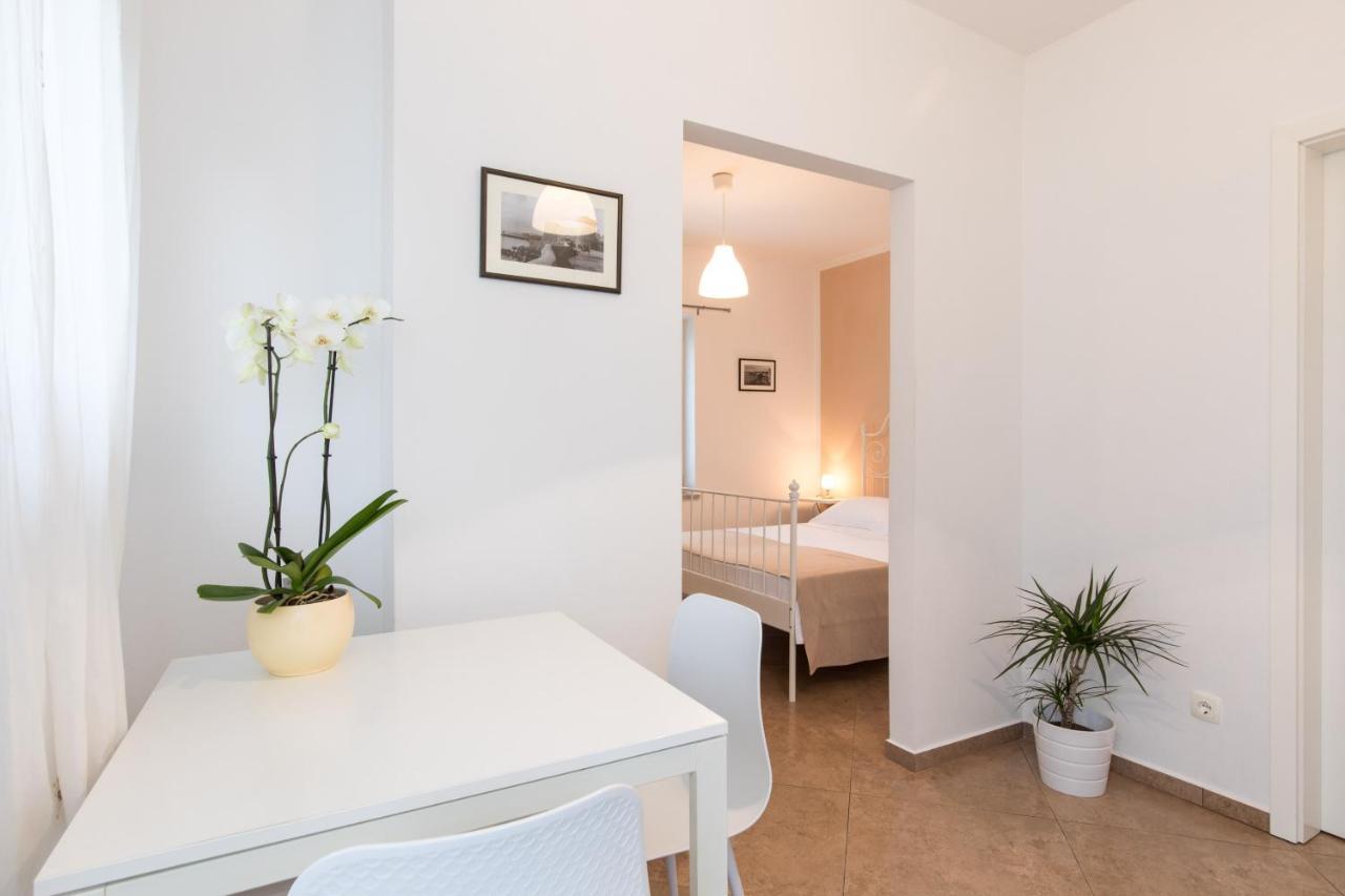 Apartmani Laura Krk Krk Town Exterior foto