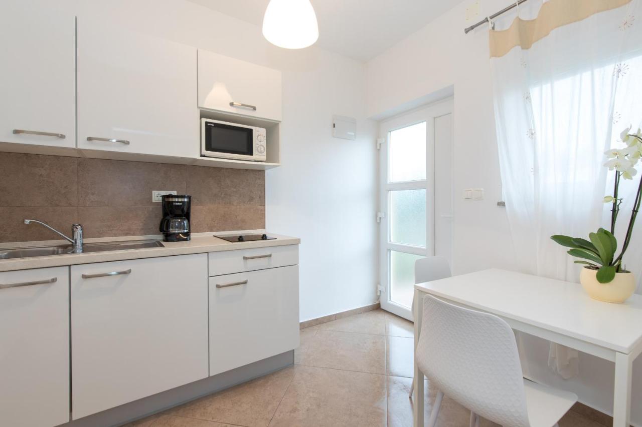 Apartmani Laura Krk Krk Town Exterior foto