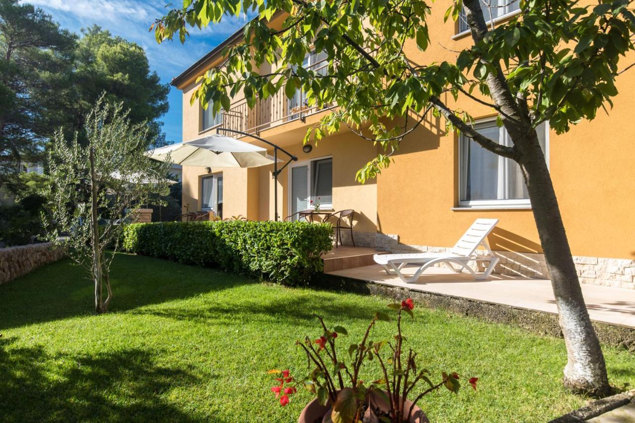 Apartmani Laura Krk Krk Town Exterior foto